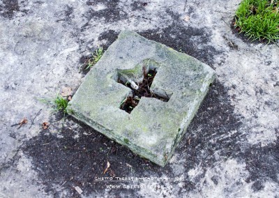 Detail eines Fundaments für die Verankerung von Holzpfosten.  © WILDFISCH