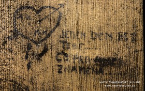 Sehnsucht: Ein tränendes Herz durchbohrt von Amors Pfeil und dazu die Worte: „JEDEN DEN BEZ TEBE... CO PRO MNE ZNAMENA...“ „Ein Tag ohne Dich... Was bedeutet für mich...“ Text: © Uta Fischer, All rights reserved