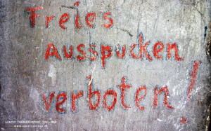 „Freies Ausspucken verboten“: Dieses Verbot war über den Paragraph 14 der Lagerordnung des Ghettos geregelt und wurde auch regelmäßig in den Tagesbefehlen der SS gefordert. Die farbige Kreideaufschrift wurde auf einem Dachbodenaufgang eines Privathauses entdeckt – 70 Jahre hat sie unbeschadet überstanden.