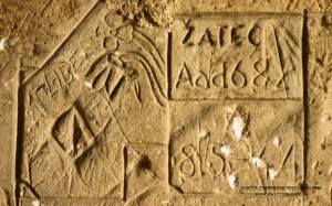 „ŽATEČ AAd 682 8.5.1944“: Einiges deutet darauf hin, dass diese Inschrift von Jaroslav Žatečka stammt. Vier Tage vorher erlebte Jaroslav seinen 16. Geburtstag (geb. 4.5.1928). „AAd 682“ war ein wichtiger Hinweis für die Identifizierung des Urhebers, denn es handelt sich um die Bezeichnung des Transports von Kolín, der am 13 .Juni 1942 nach Theresienstadt ging, und die ihm zugeordnete Häftlingsnummer. Am 28. September 1944 wurde Jaroslav zusammen mit insgesamt 2.488 Juden nach Auschwitz-Birkenau deportiert – nur 473 Menschen überlebten diesen Transport. Jaroslav hatte Glück: Letzte Station seines Leidensweges war das Konzentrationslager Dachau, wo Jaroslav die Befreiung im April 1945 erlebte.