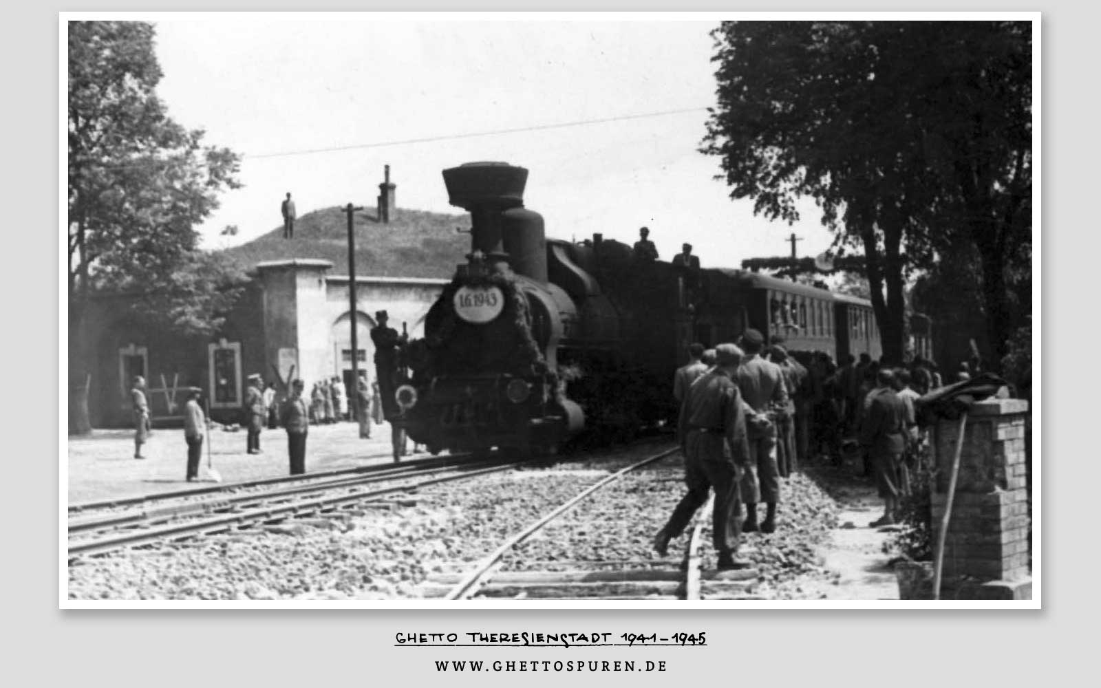 Erster Zug der nach Theresienstadt einfährt